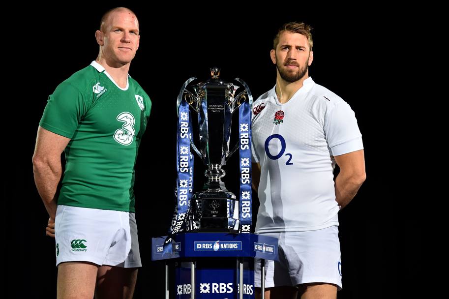 Il capitano della nazionale irlandese di rugby Paul O’Connel, a sinistra, posa con il capitano della nazionale inglese Chris Robshaw per l’apertura ufficiale del trofeo Sei Nazioni (Afp) 